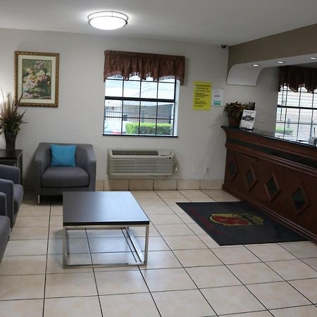 Super 8 By Wyndham San Antonio/I-35 North Hotel Luaran gambar