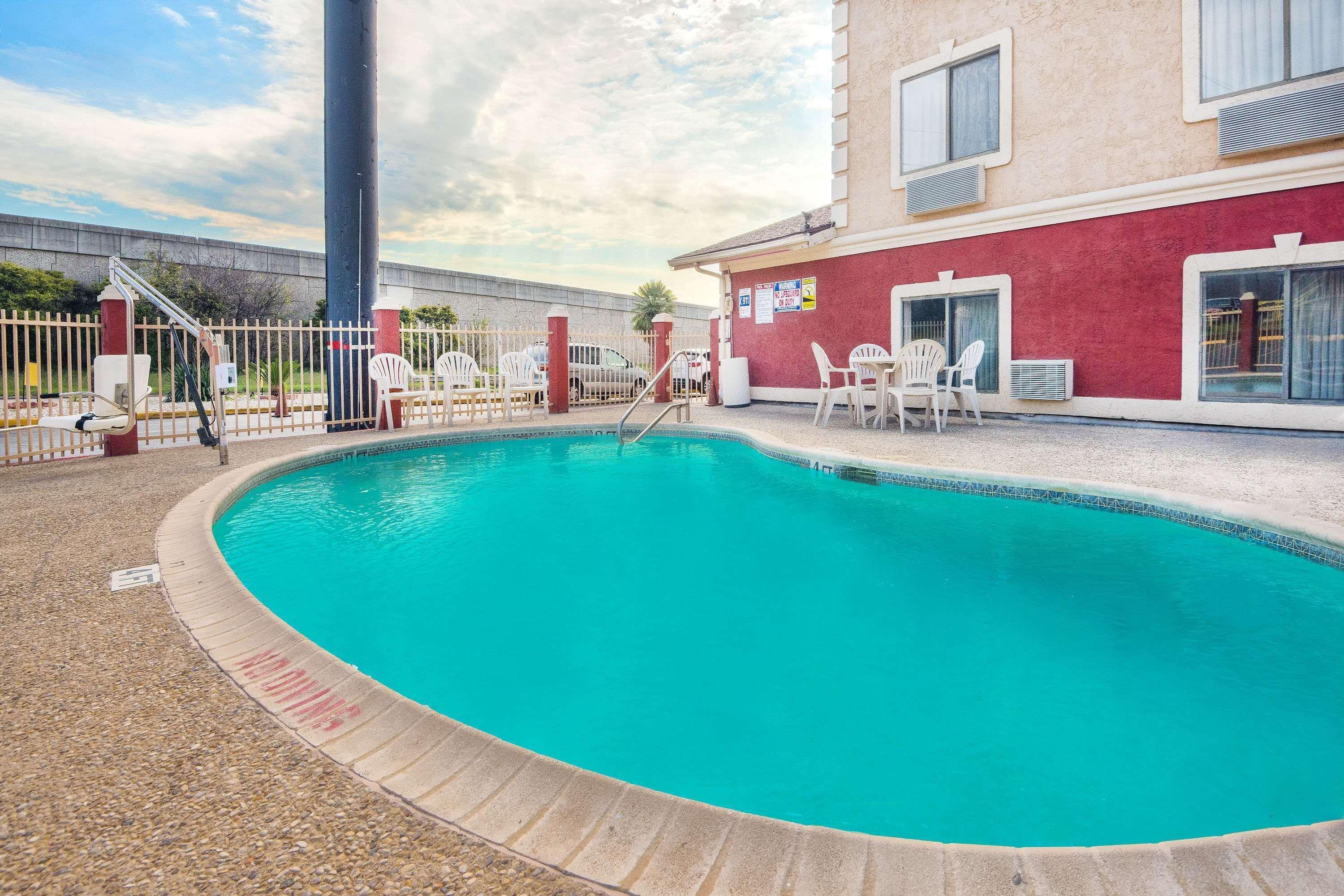 Super 8 By Wyndham San Antonio/I-35 North Hotel Luaran gambar