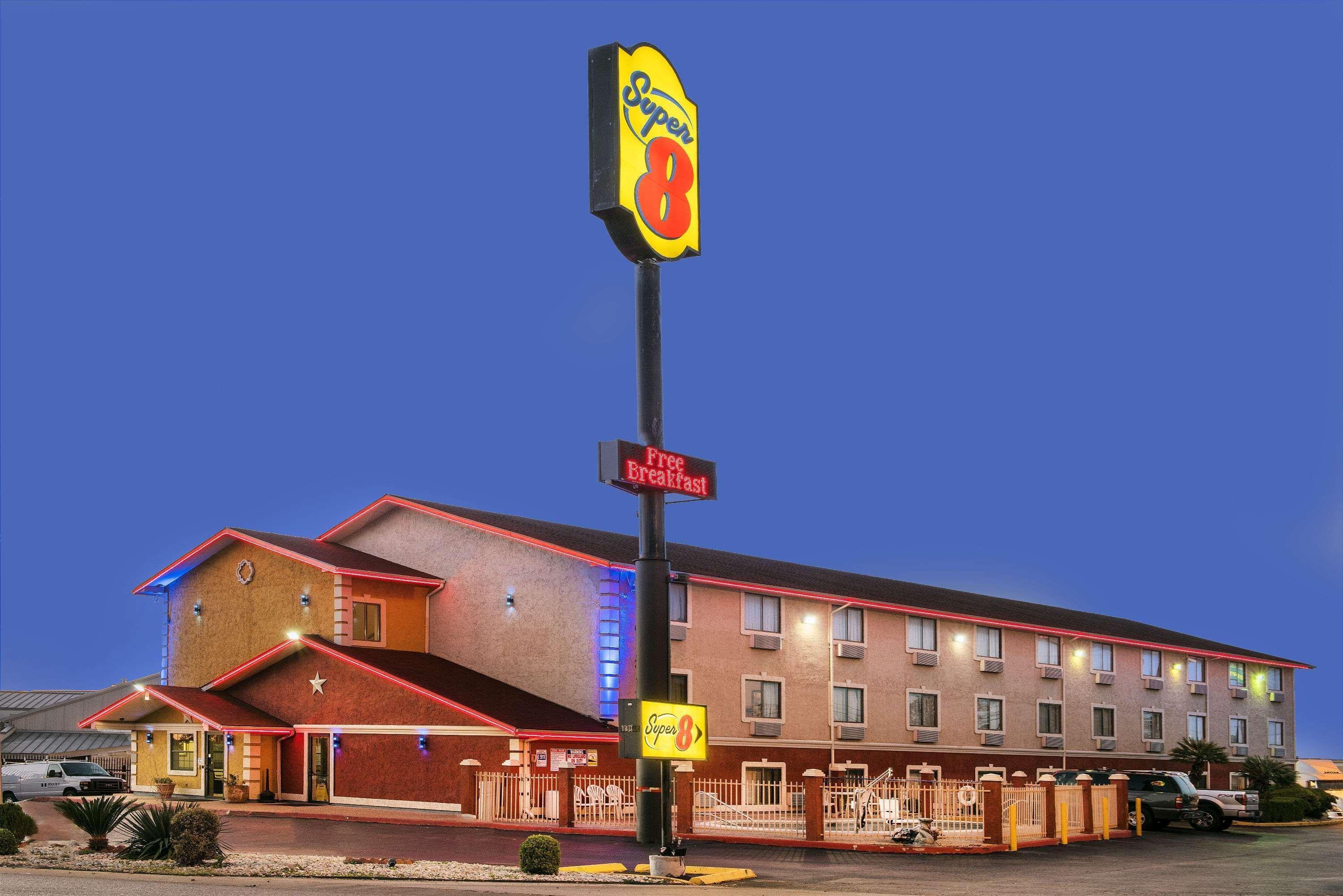 Super 8 By Wyndham San Antonio/I-35 North Hotel Luaran gambar