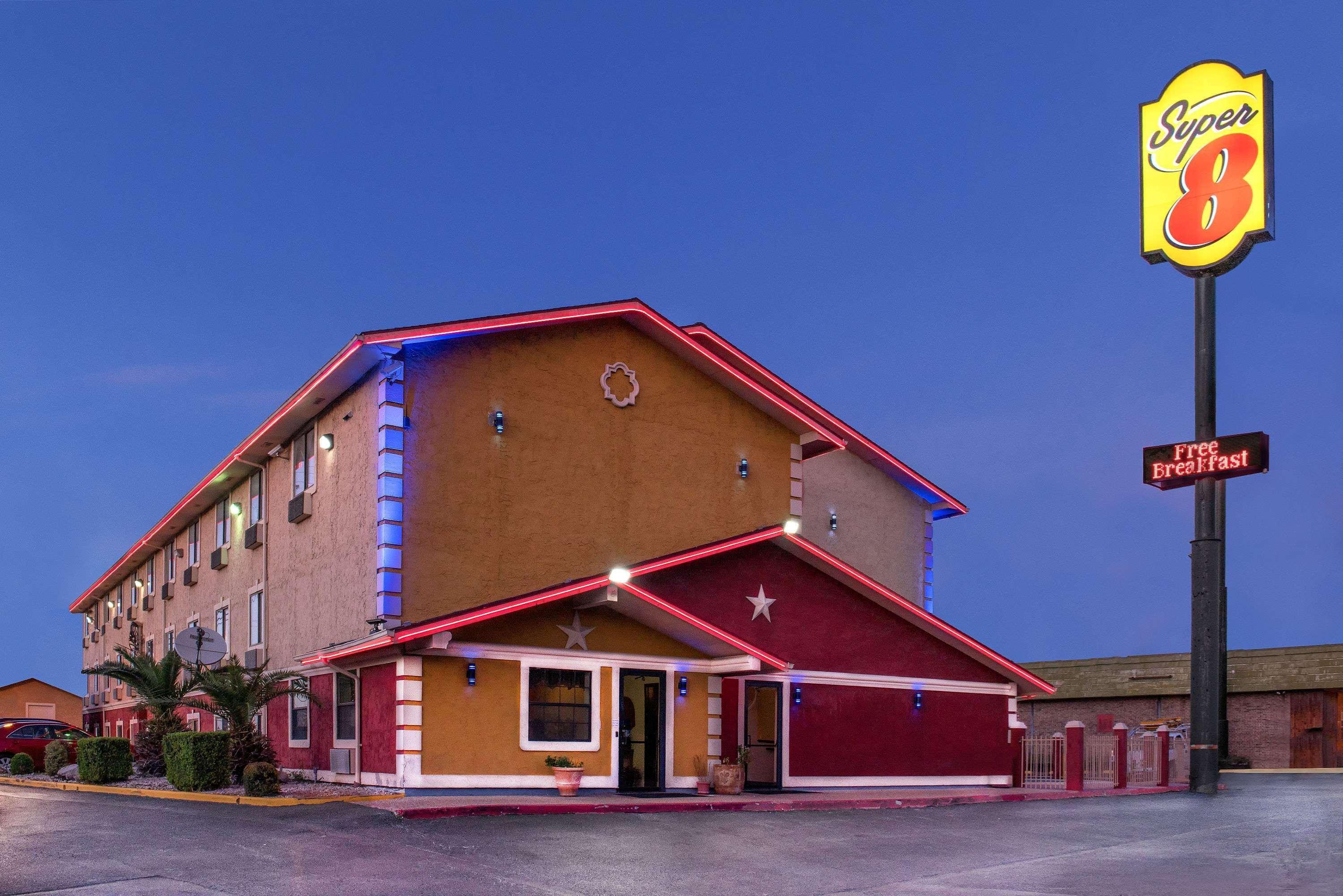 Super 8 By Wyndham San Antonio/I-35 North Hotel Luaran gambar