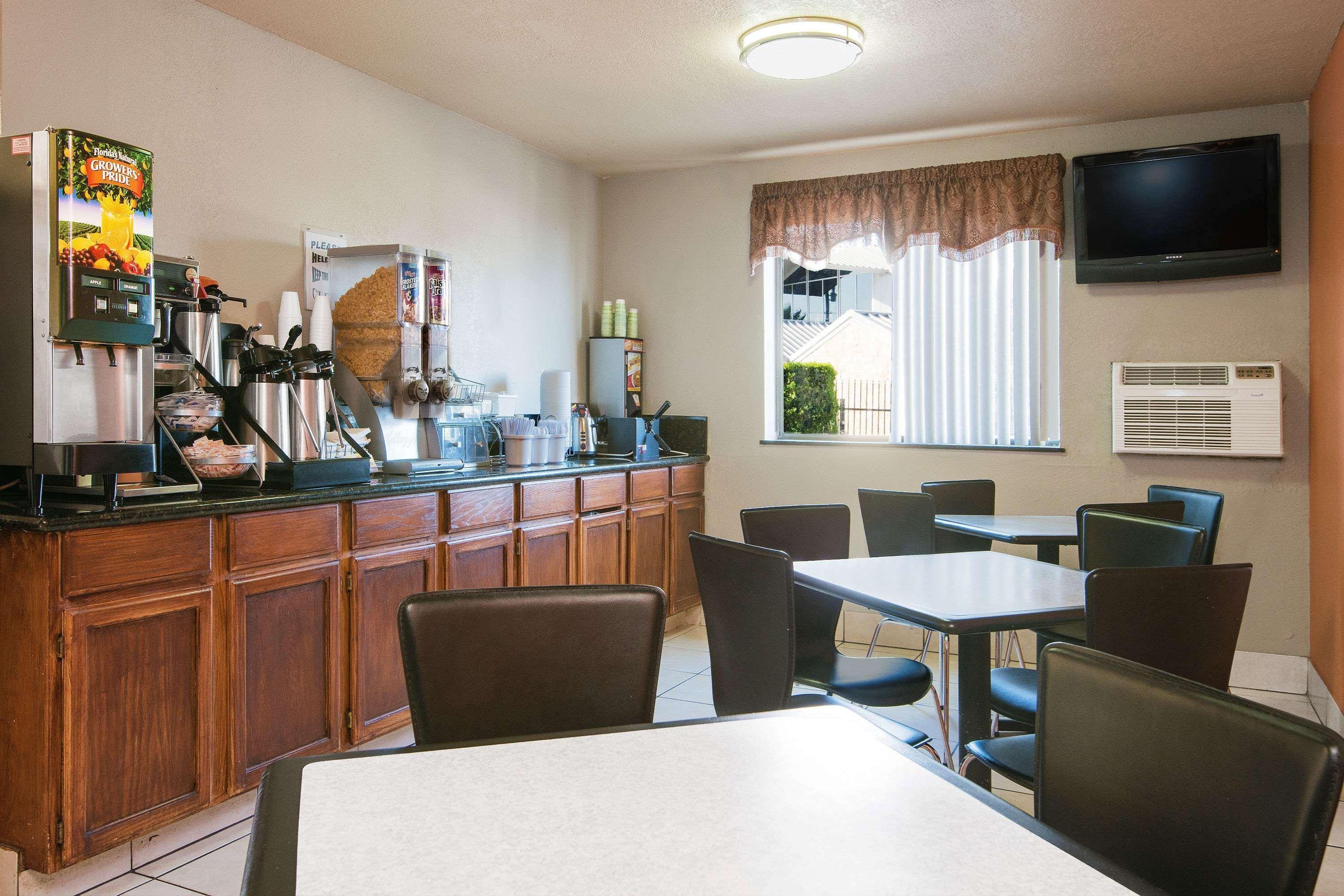 Super 8 By Wyndham San Antonio/I-35 North Hotel Luaran gambar