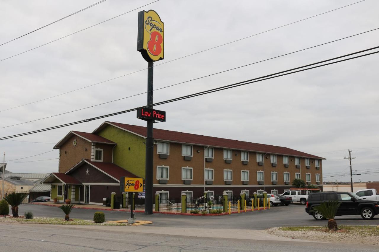 Super 8 By Wyndham San Antonio/I-35 North Hotel Luaran gambar