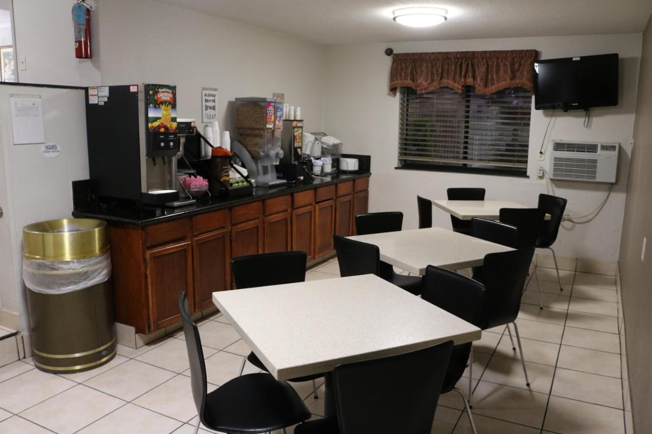 Super 8 By Wyndham San Antonio/I-35 North Hotel Luaran gambar