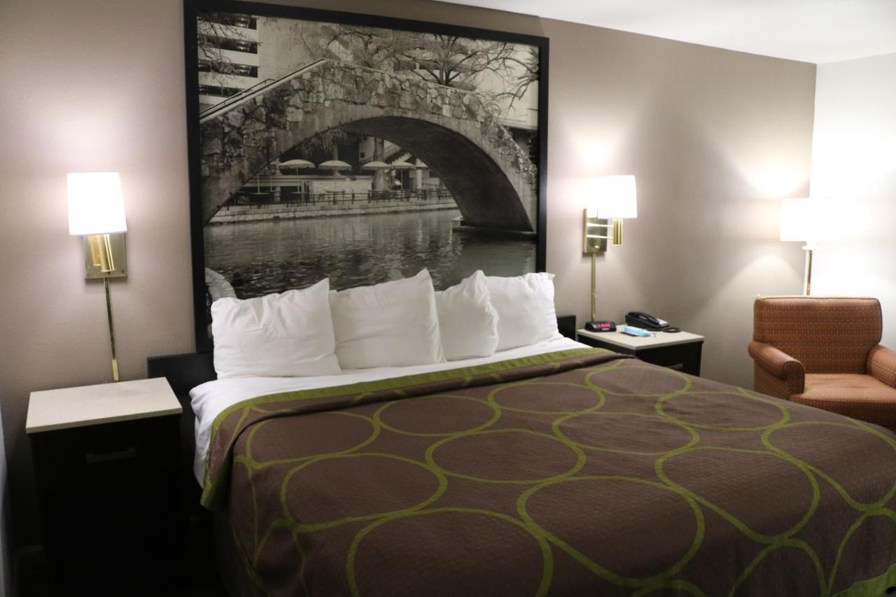 Super 8 By Wyndham San Antonio/I-35 North Hotel Luaran gambar